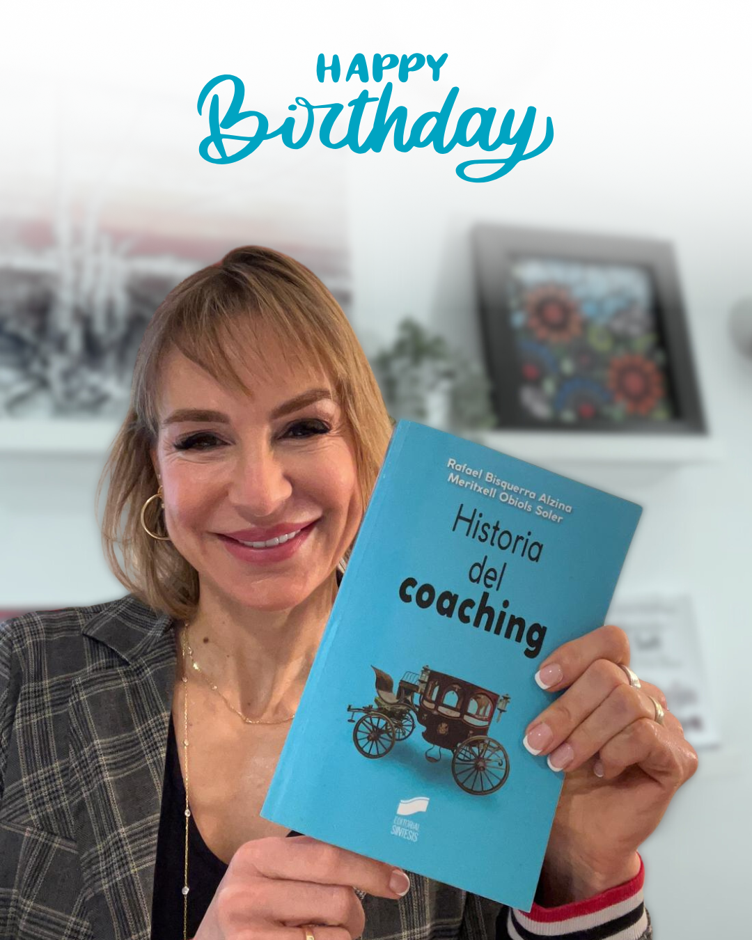 Meritxell Obiols sosteniendo el libro Historia del Coaching, coescrito con Rafael Bisquerra