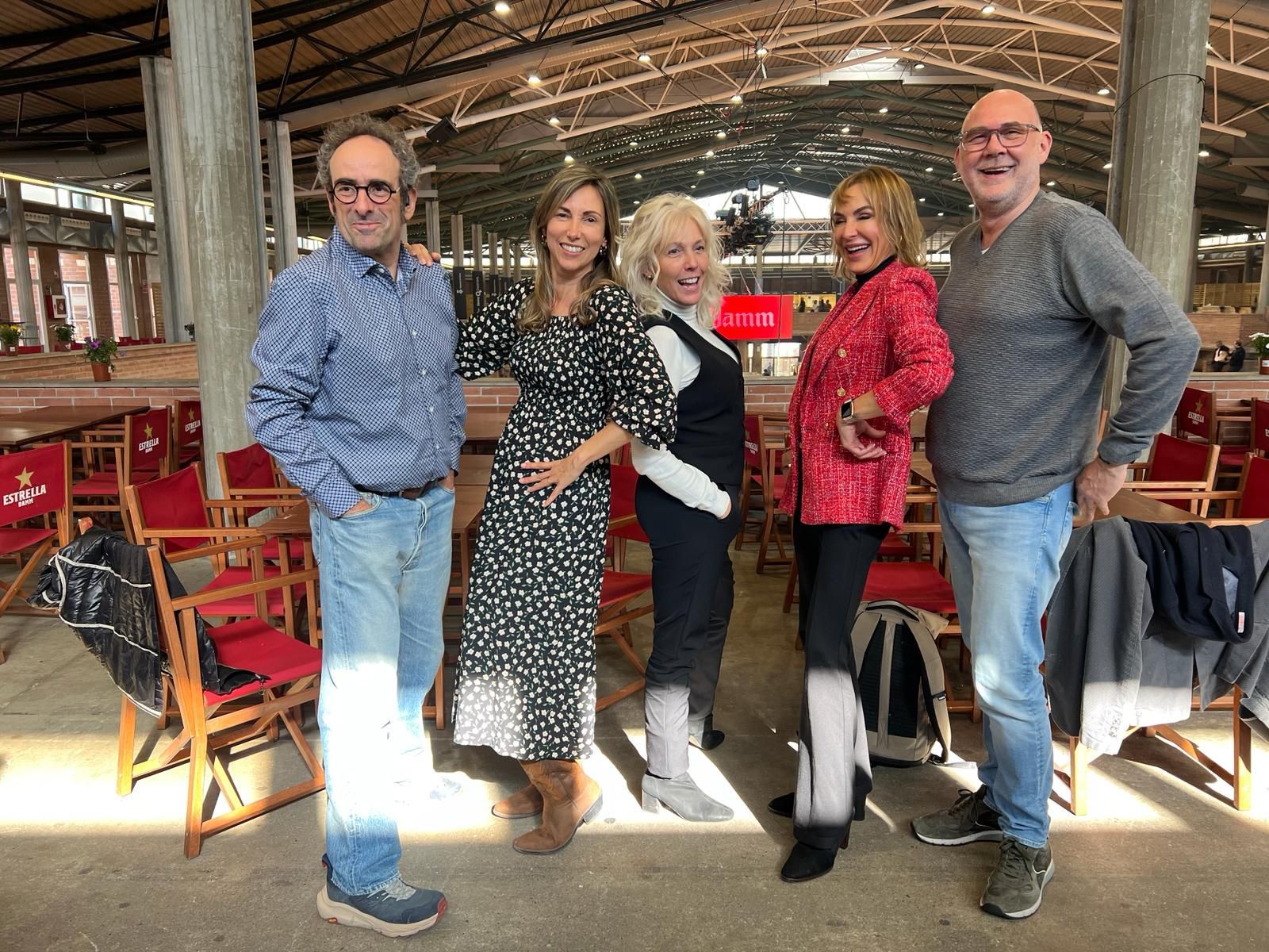 En esta imagen, aparezco con colegas y amigos que compartieron conmigo una experiencia única en el "Fòrum Gastronòmic de Girona 2024". Nos une la pasión por la gastronomía y el coaching, y el entusiasmo por nuestras profesiones. Es un reflejo de la alegría y el orgullo que sentimos trabajando juntos y compartiendo nuestro proyecto GASTROCOACHING.