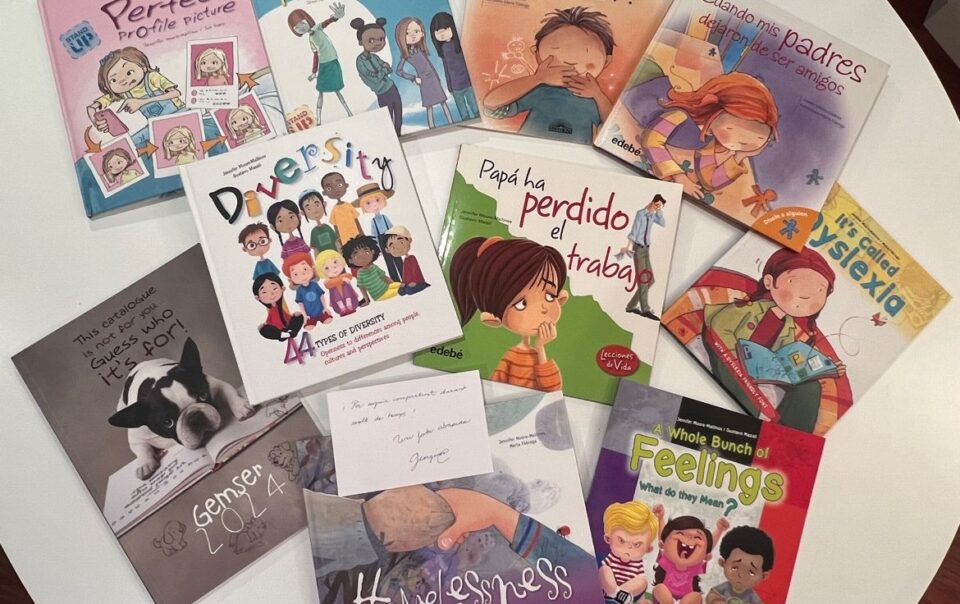 Selección de libros infantiles que abordan las emociones de forma educativa y visualmente atractiva.