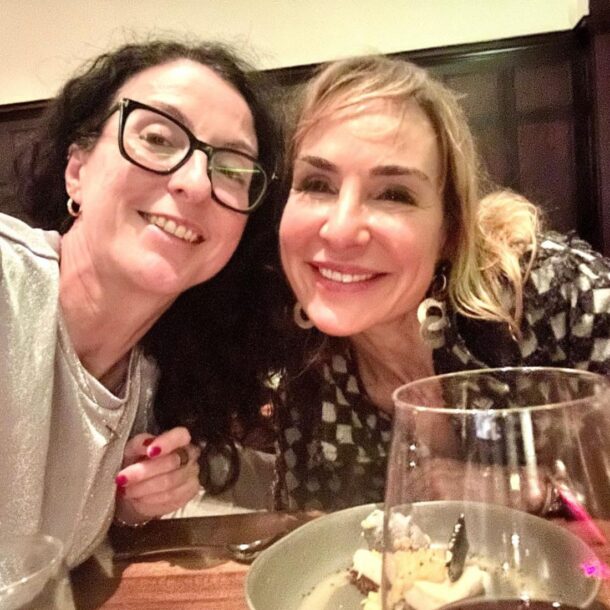 Fotografía de la coach Meritxell Obiols junto a la Dra. Ana Martinez-Donate en el marco del proyecto CRiSOL en Philadelphia. Ambas sonríen, reflejando una relación profesional basada en la confianza, la empatía y la excelencia.