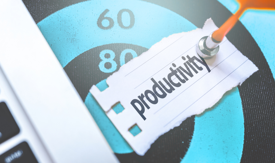 Dardo apuntando a la palabra “Productivity” sobre una diana, simbolizando objetivos y rendimiento laboral.