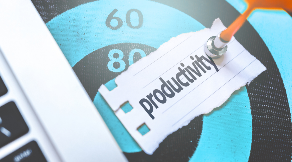Dardo apuntando a la palabra “Productivity” sobre una diana, simbolizando objetivos y rendimiento laboral.
