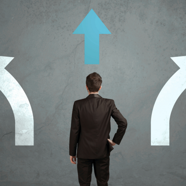 Líder ante diferentes caminos que simbolizan decisiones y cambio en el liderazgo
