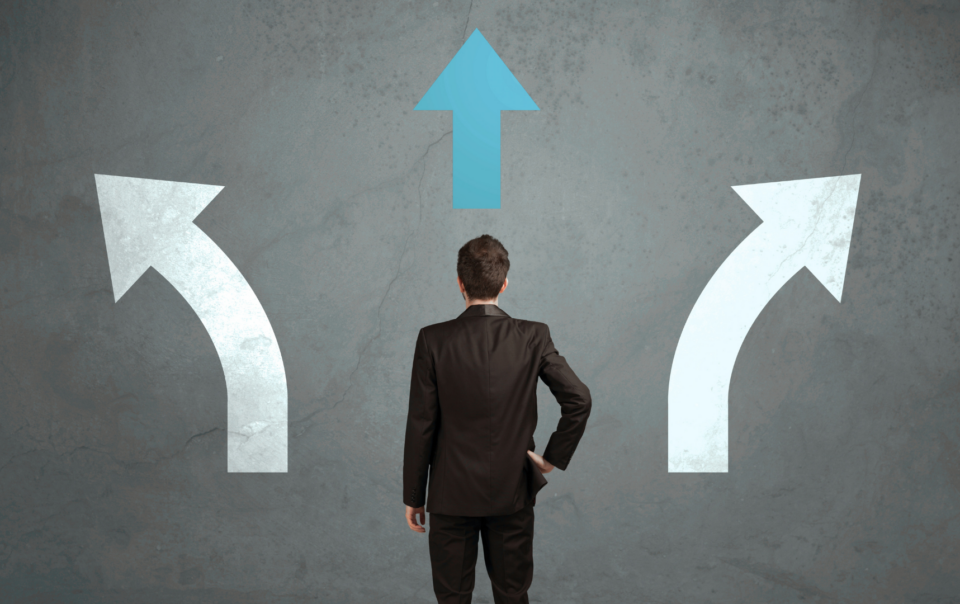 Líder ante diferentes caminos que simbolizan decisiones y cambio en el liderazgo