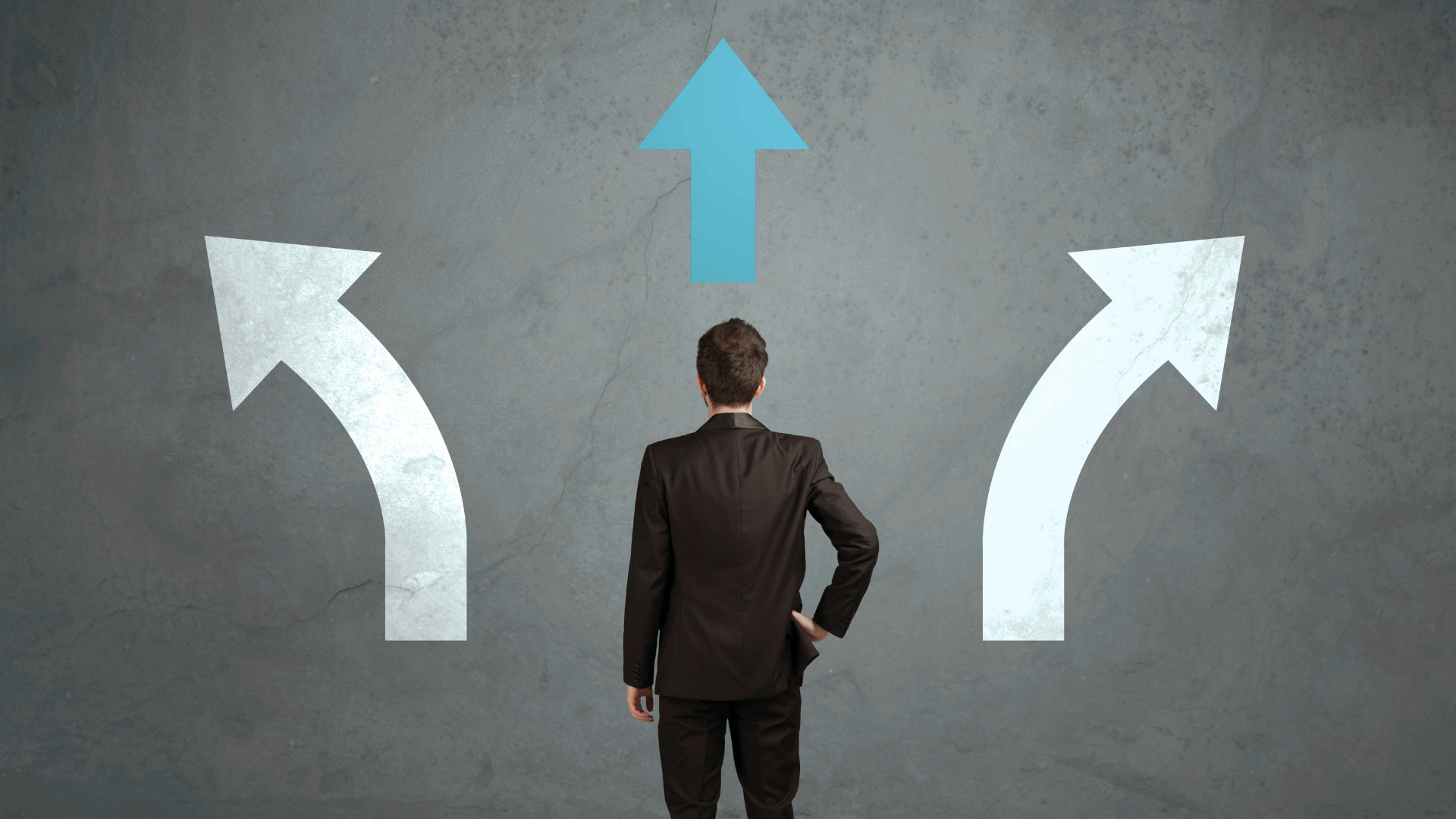 Líder ante diferentes caminos que simbolizan decisiones y cambio en el liderazgo