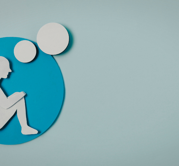 Silueta de una persona sentada en actitud reflexiva con burbujas de pensamiento, simbolizando el autoconocimiento y la reflexión interna en el liderazgo