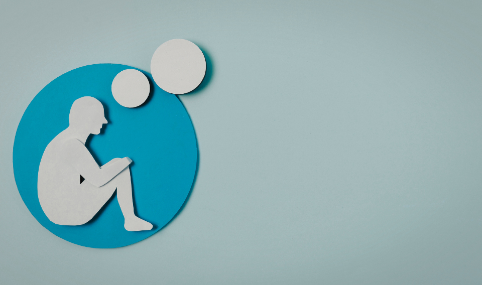 Silueta de una persona sentada en actitud reflexiva con burbujas de pensamiento, simbolizando el autoconocimiento y la reflexión interna en el liderazgo