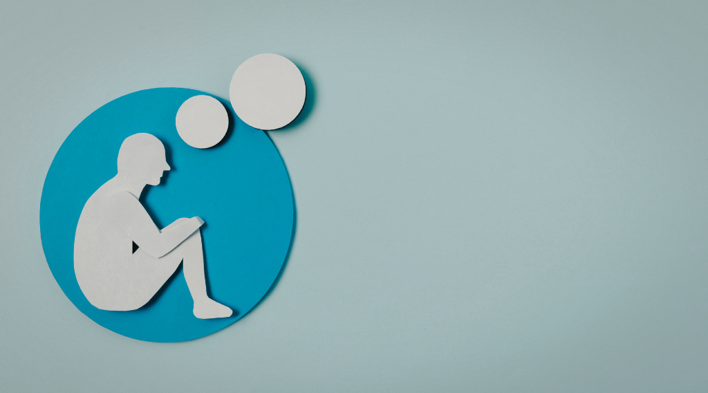 Silueta de una persona sentada en actitud reflexiva con burbujas de pensamiento, simbolizando el autoconocimiento y la reflexión interna en el liderazgo