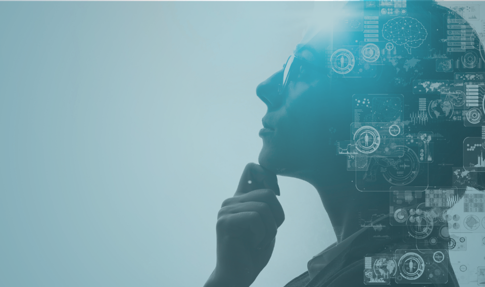 Perfil de una persona con elementos digitales superpuestos, simbolizando la reflexión sobre la inteligencia artificial y el liderazgo en entornos tecnológicos