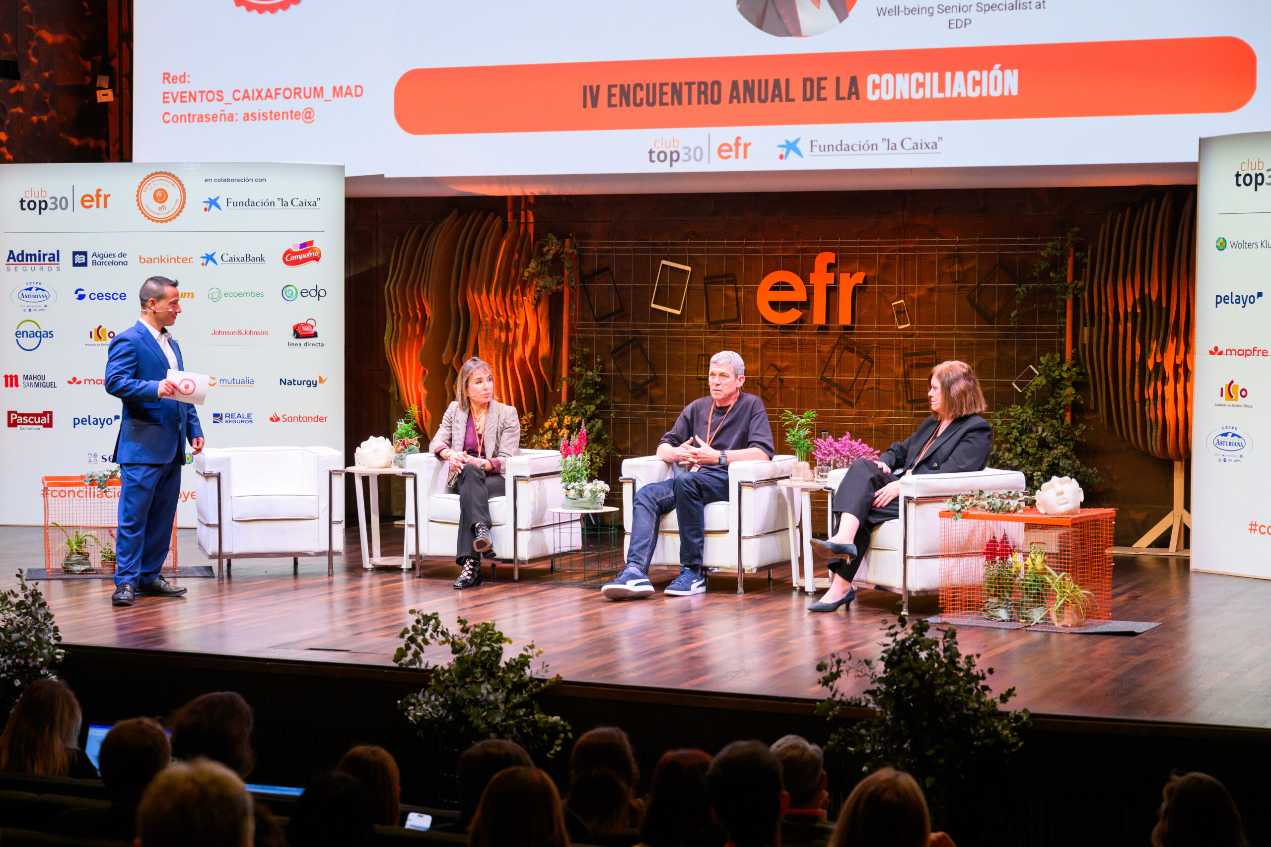 Ponentes participando en una mesa redonda sobre liderazgo, bienestar e inteligencia artificial en el IV Encuentro Anual de la Conciliación en CaixaForum Madrid