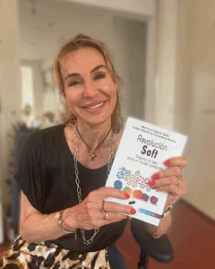 Meritxell Obiols sostiene la segunda edición del libro Revolución Soft, donde se publica una entrevista con Josep Roca.