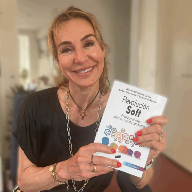 Meritxell Obiols sostiene la segunda edición del libro Revolución Soft, donde se publica una entrevista con Josep Roca.