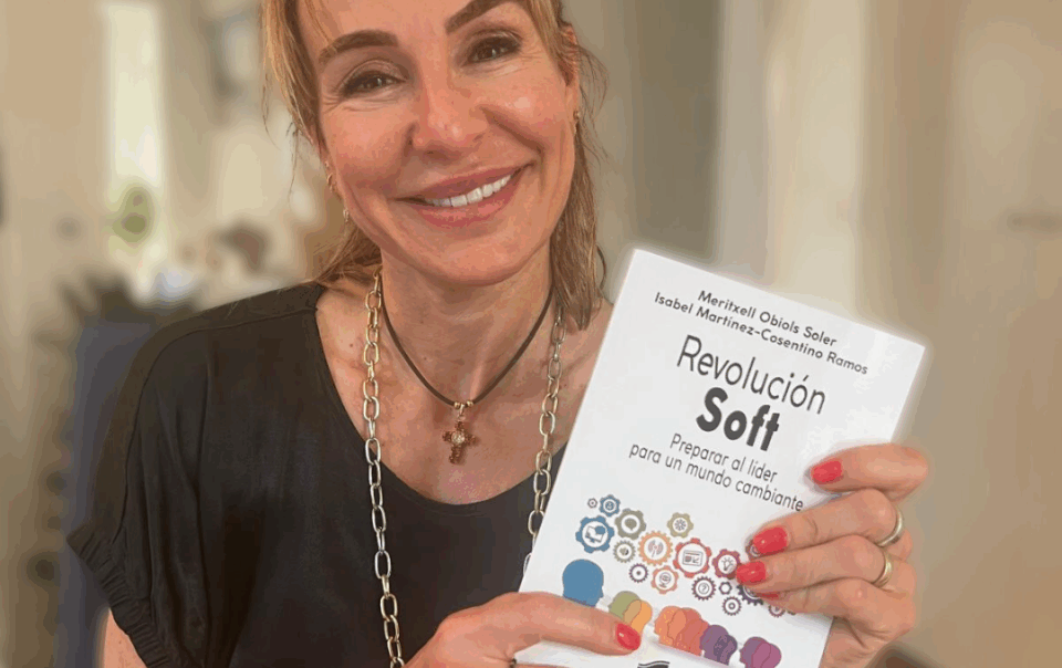 Meritxell Obiols sostiene la segunda edición del libro Revolución Soft, donde se publica una entrevista con Josep Roca.