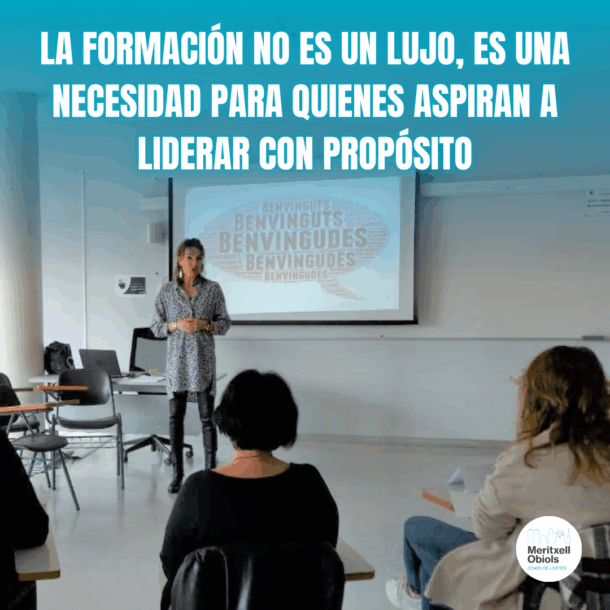 Coach profesional en un aula durante una sesión formativa, representando el valor del aprendizaje continuo en el liderazgo.