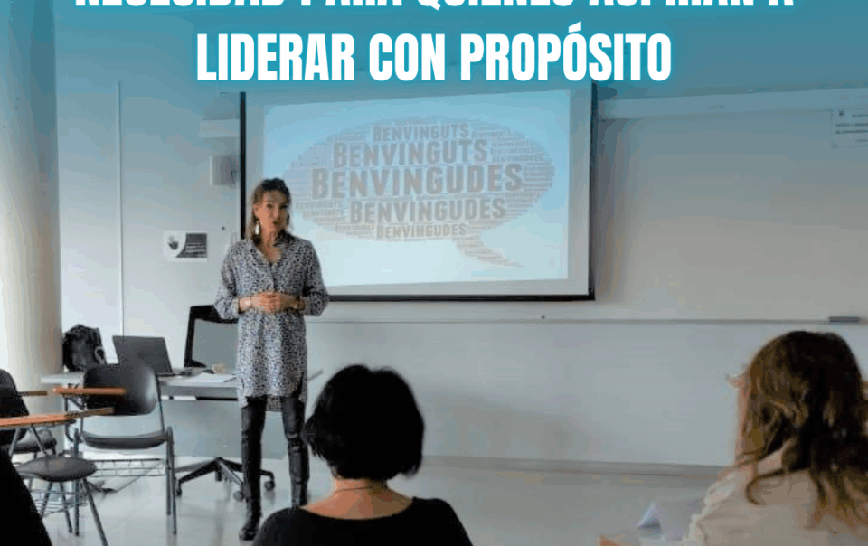 Coach profesional en un aula durante una sesión formativa, representando el valor del aprendizaje continuo en el liderazgo.