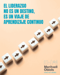 Cubos con flechas en fila sobre fondo neutro, simbolizando el avance progresivo del liderazgo, con el texto "El liderazgo no es un destino, es un viaje de aprendizaje continuo"