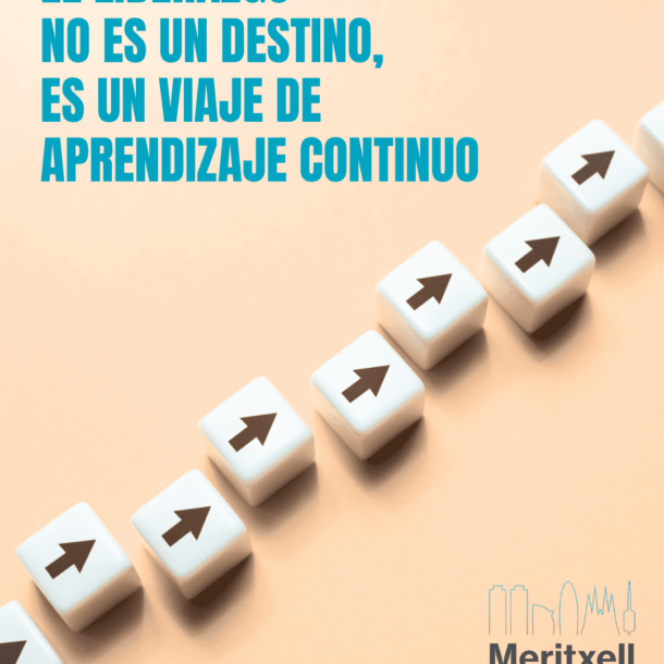 Cubos con flechas en fila sobre fondo neutro, simbolizando el avance progresivo del liderazgo, con el texto "El liderazgo no es un destino, es un viaje de aprendizaje continuo"